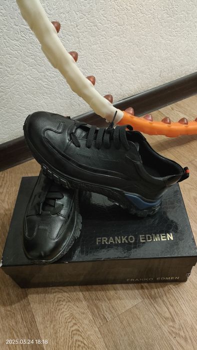 Продам кроссовки новые, кожаные 40р.