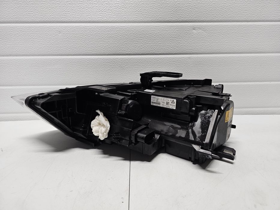 Far dreapta Bi-xenon Led Audi Q3  cod : 8U0 941 006