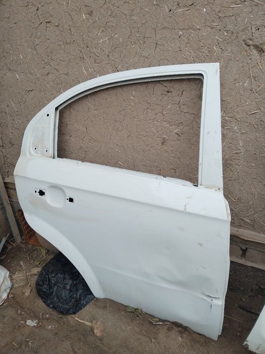 Nexia 3 ni eshiklari sotiladi