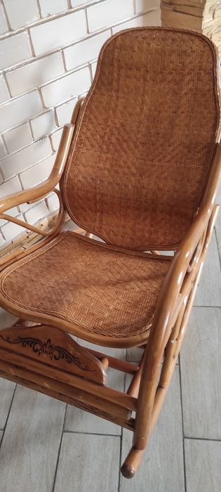 Продам Кресло-качалка,с выдвижной подножкой