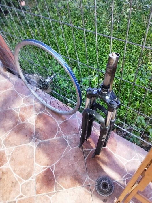 Vând roata de bicicleta 26 R și furcă 27.5 și 28