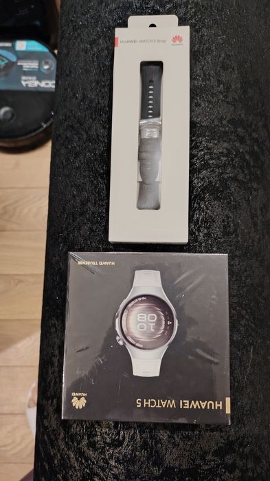 Часовник Huawei Watch 5