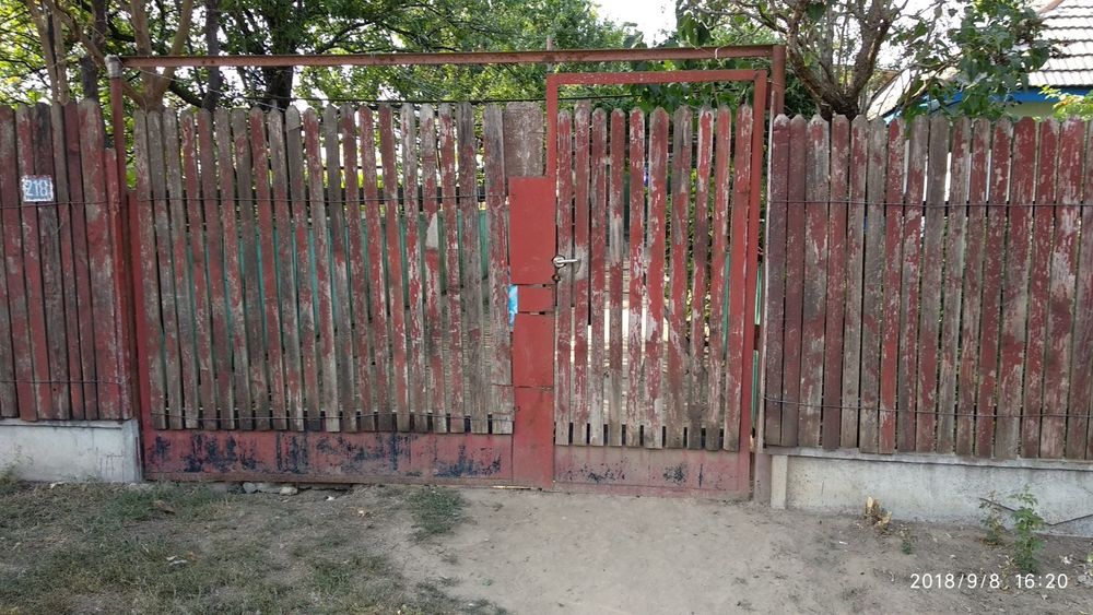 Casă bătrânească + teren intravilan 2.000 mp, utilități – Progresu, Ialomița – 18.500 €
