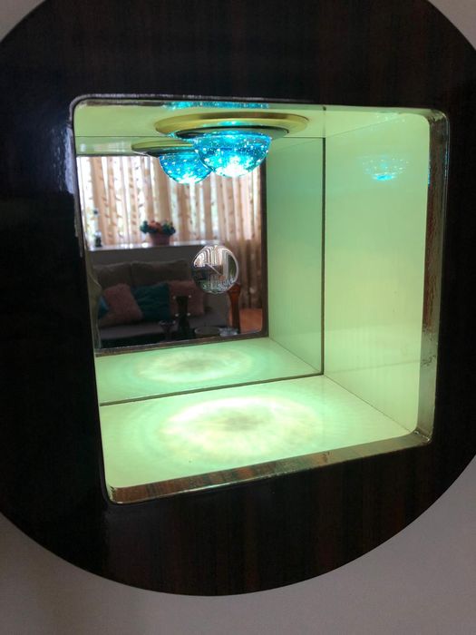 perete living cu display de sticlă,dulapuri laterale,spaţiu pentru TV