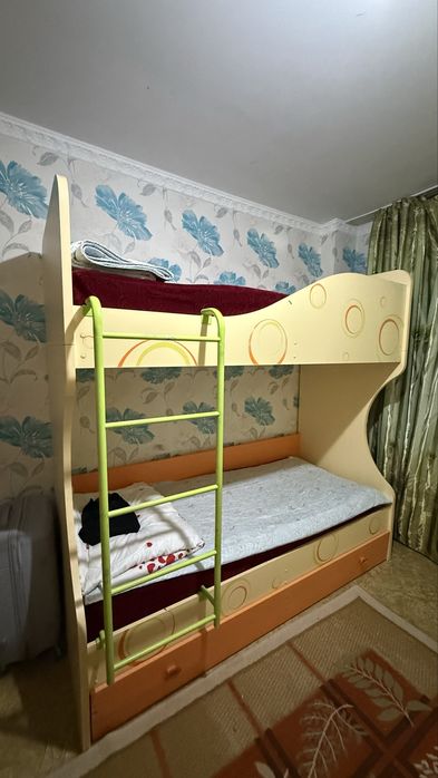 Детская кровать и шкаф