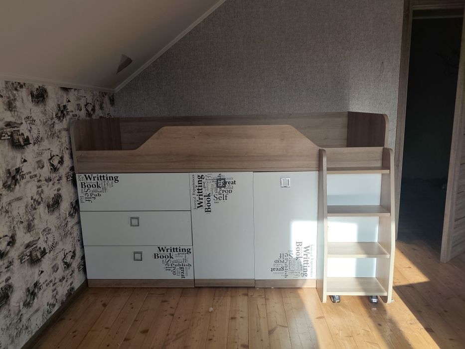 Детская кровать и стенка