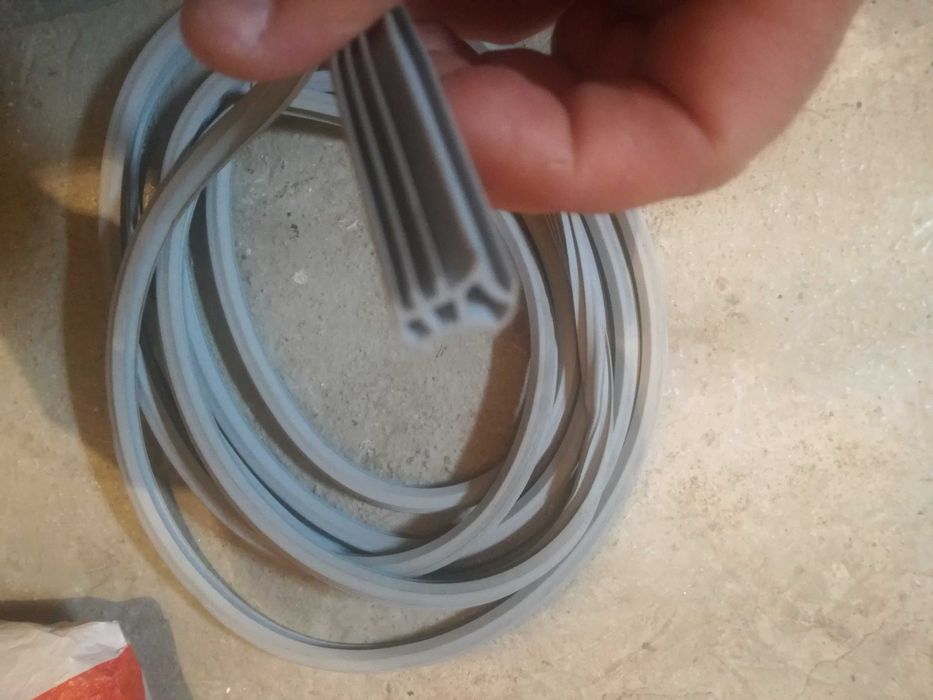 Продавам 7 бр. нови уплътнения за дограми-HORMANN Немски