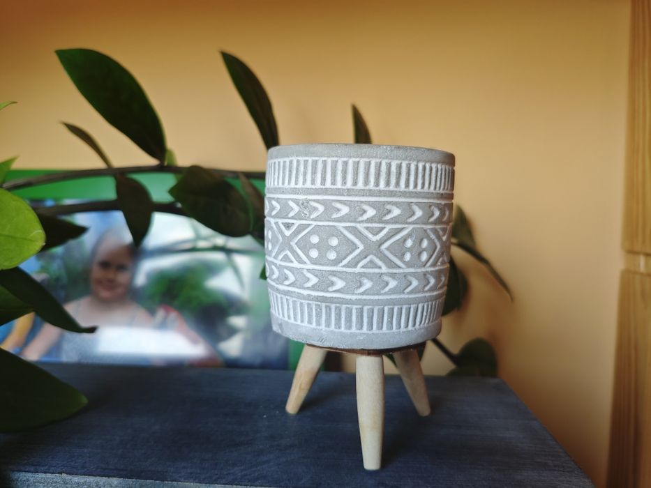 Декоративно дървено шкафче „LOVE“ с три чекмеджета и малка саксия