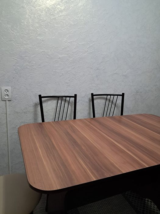 Продается кухоный стол стульями