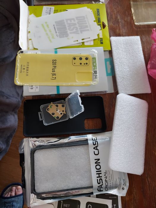 Vând telefon Samsung s10 + și s20+