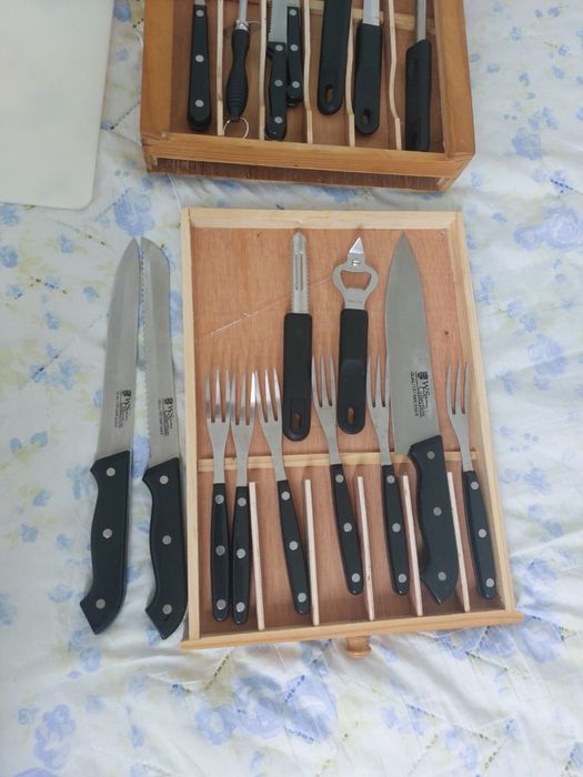 Комплект прибори за хранене и готвене