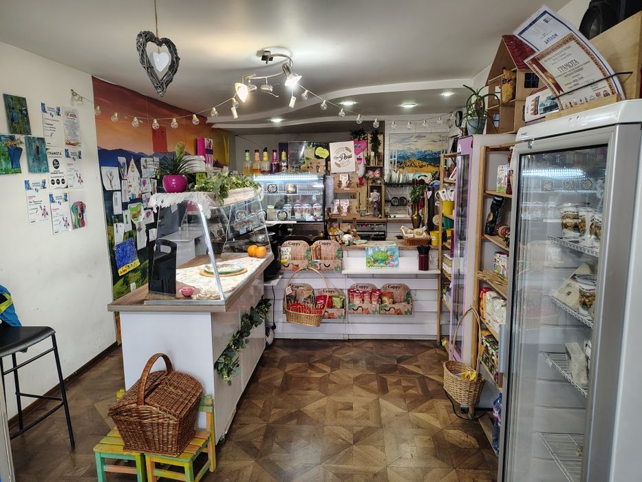 Продава се бизнес-кафе- магазин с топла точка за готова храна. На две нива по 35 кв. м.