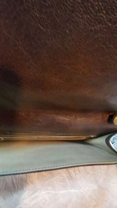 Атрактивни чанти и обувки от естествена крокодилска и змийска кожа