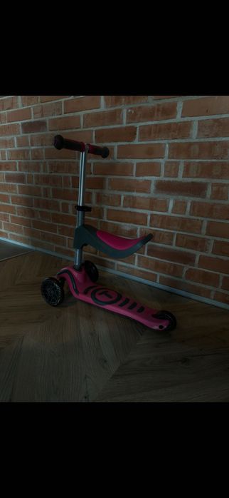 Trotinetă 3 in 1 cu scaun reglabil şi cu ghidon gri-roz de la 15 luni