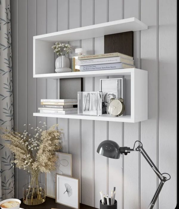 Настенная белая полка.