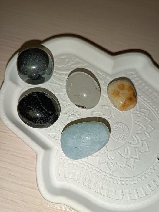 Натуральные кристаллы-турмалин, коралл, аквамарин, кварц, гематит и др