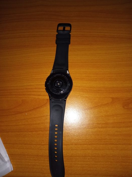 Продавам Samsung Galaxy Watch4