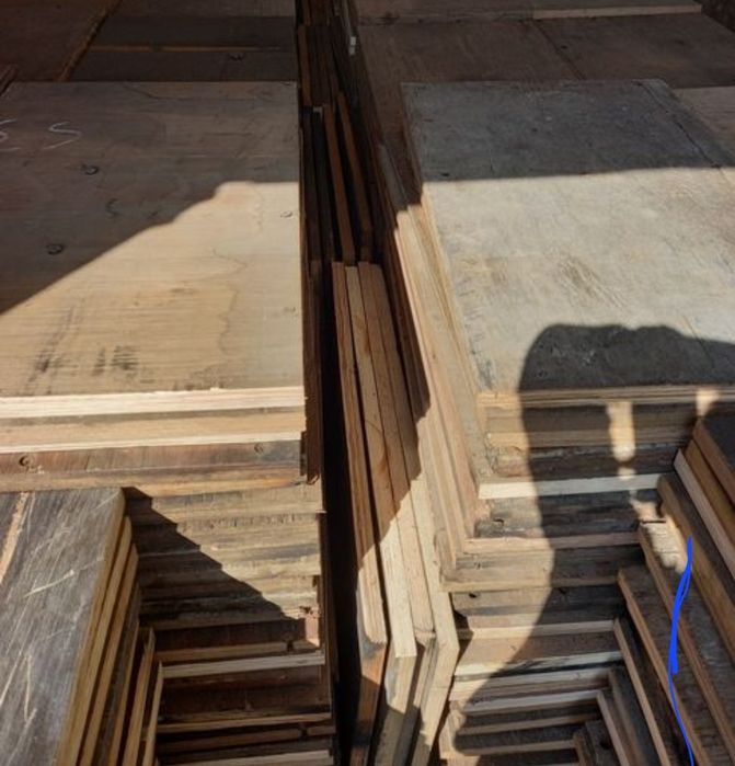 Шлакаблок паддонлари  контенер полидан .85×45    размерда 35000 сум.