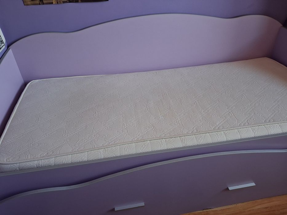 Легло тип сандвич, част от обзавеждане на детска стаея