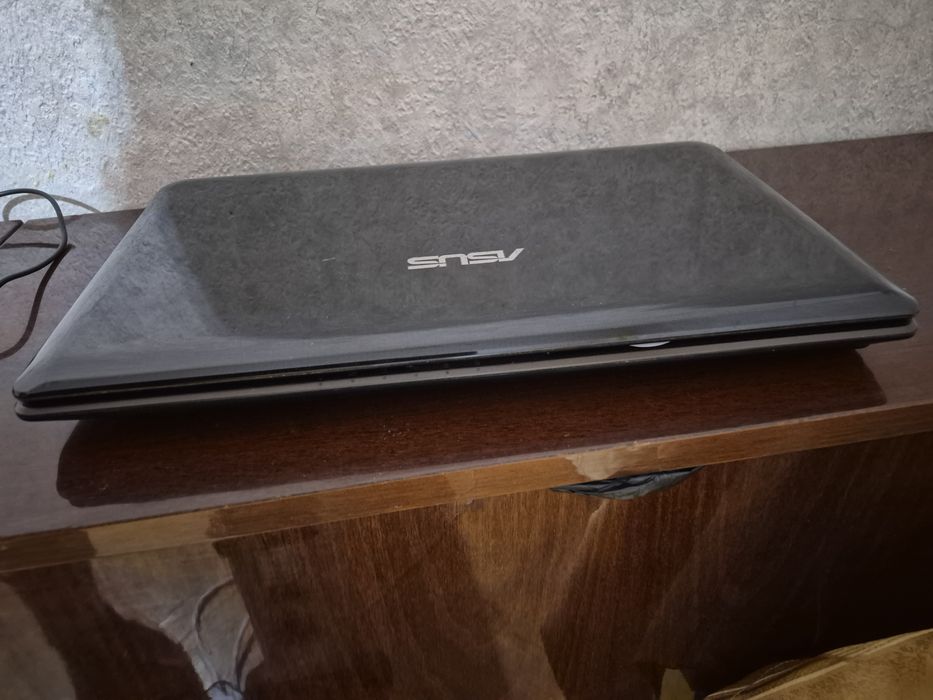 Лаптоп ASUS X52J Core i3 SSD 120GB 4GB RAM