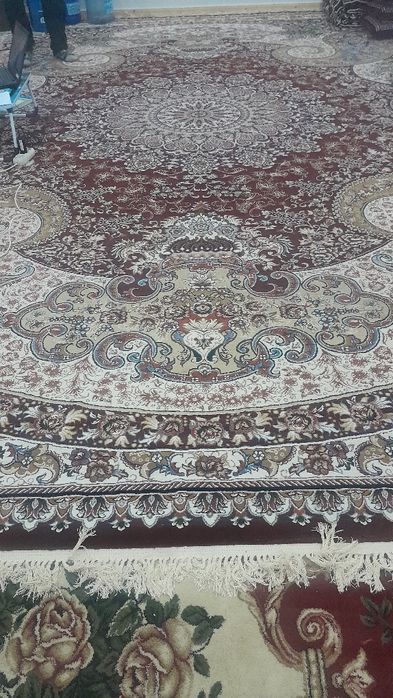 Бу гилам сотилади холати янги ювилмаган, размер 4×5,5.