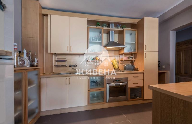 Продава се Къща в Варна, Център - 821 кв.м за 1056 €/кв.м - Снимка #4