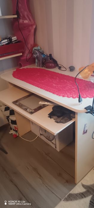 Birou cu 2 scaune și un corp suspendat