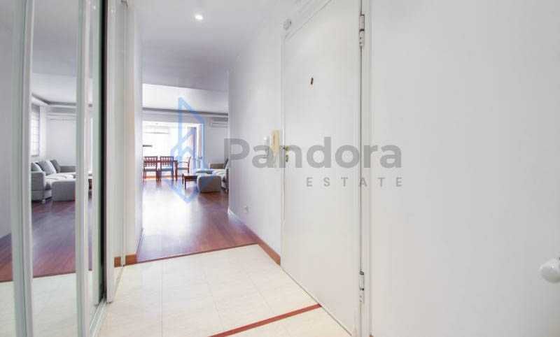 Дава се под наем Тристаен апартамент в София, Център - 100 кв.м за 766 € - Снимка #6