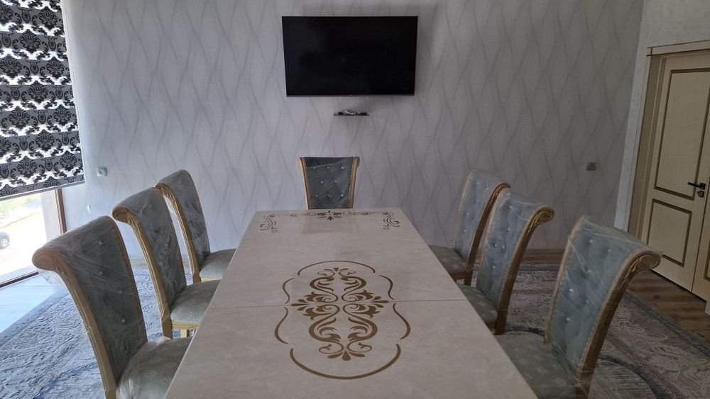 Ёнғоқ дарахтидан ясалган, янги стол стул.