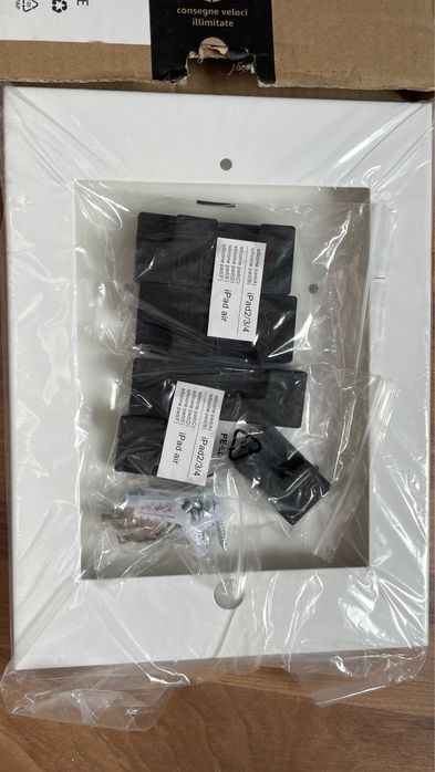 Rama pentru iPad, cu fixare pe perete