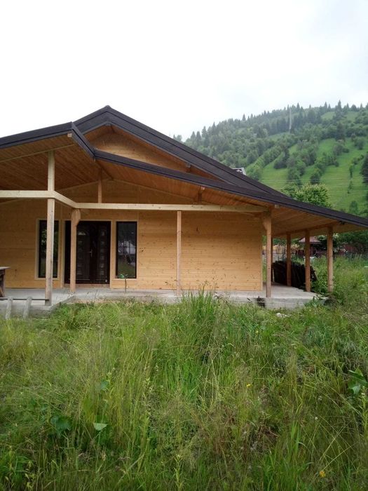 Case din lemn si montaj acoperis si tabla