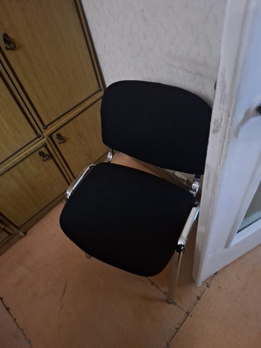 Четыре офисных стула.