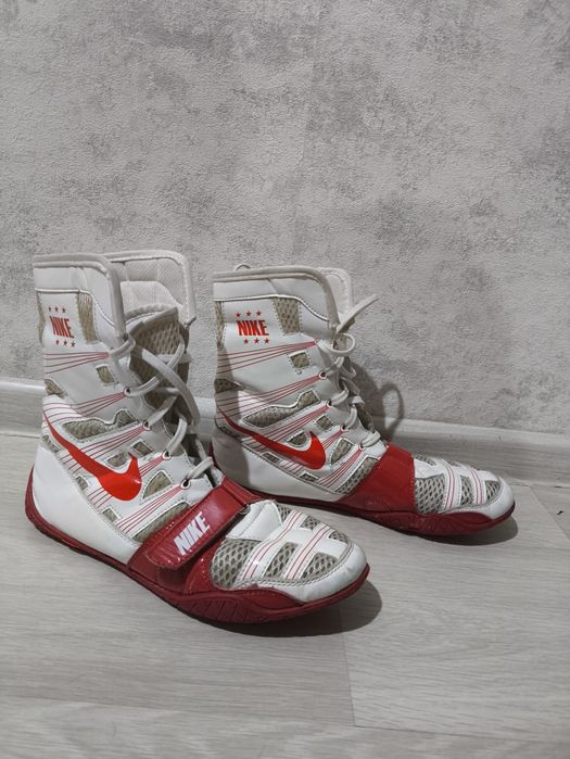 Продам боксерские перчатки, шлем, боксерки