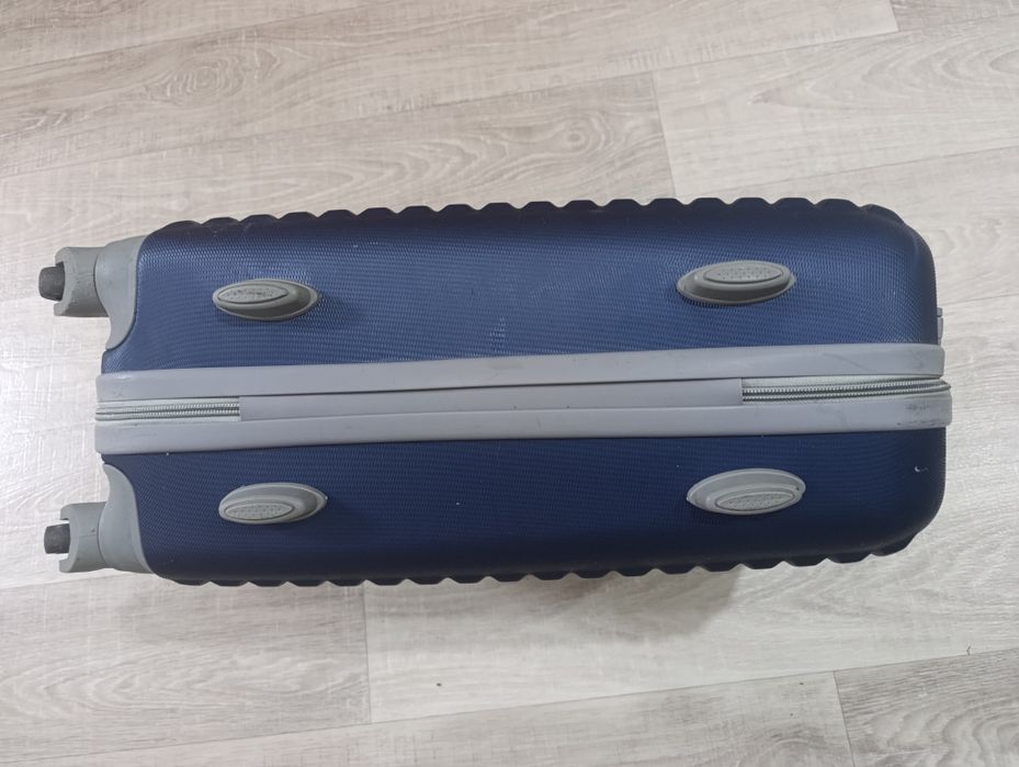 Продам дорожный чемодан