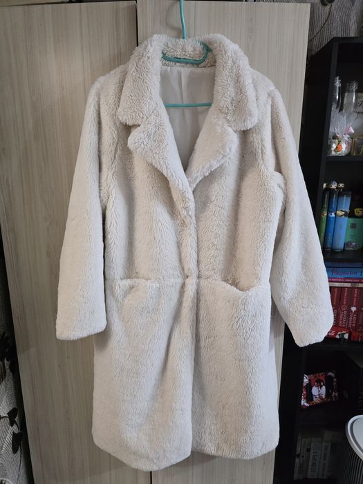 Бяло пухено палто