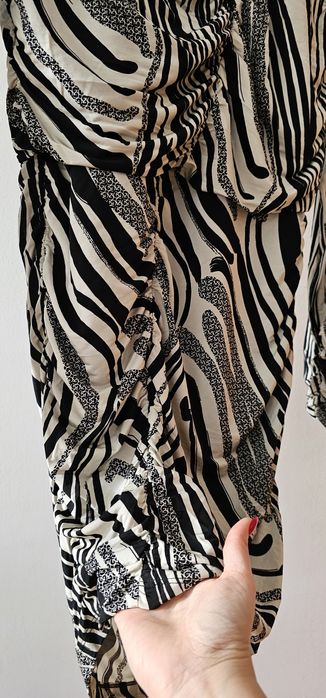 Страхотна рокля от Gestuz с животински принт зебра