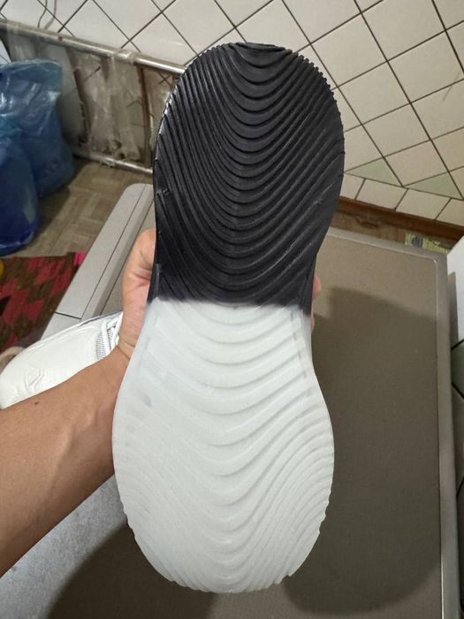 Yangi zamonaviy krossovkalar