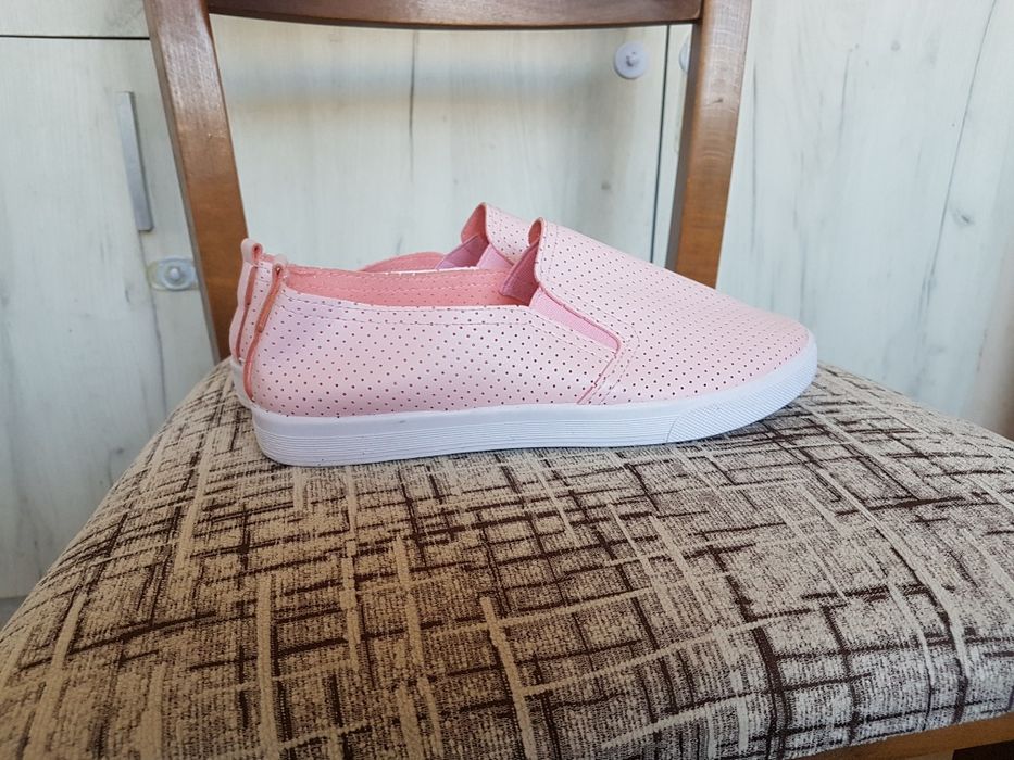 Дамска спортна обувка