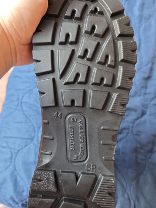 Чисто нови полеви обувки