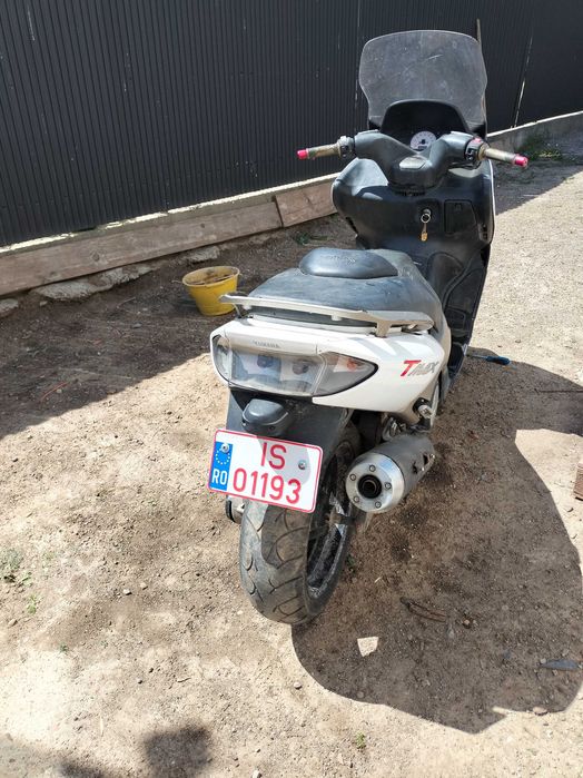 Vând scuter t max 500