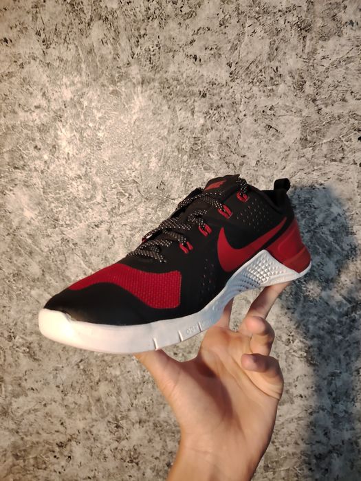 Продам мужские кроссовки Nike Metcon 1 OG в расцветке Black/Red.