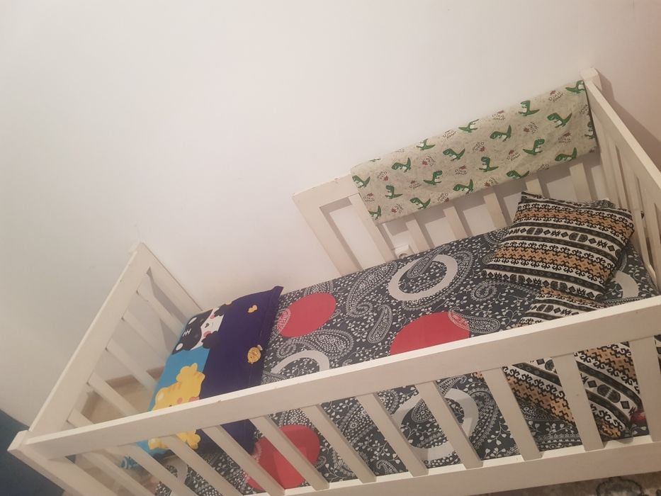 Продам детскую кровать подростковую и 4 табуретки