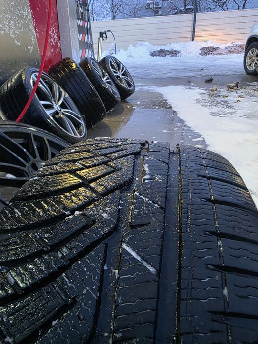 Jante BMW  18” negre + anvelope iarnă Michelin Alpin stare foarte buna