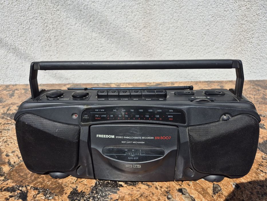 Vând Radio casetofon marca Fredom model STR 5007