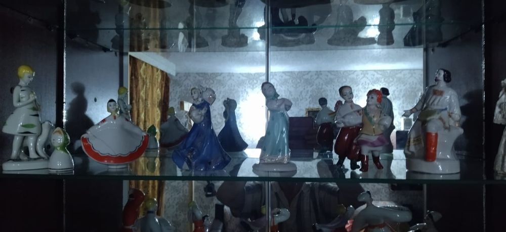 Статуэтки фарфоровые и др.