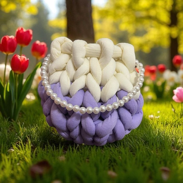 Ръчно плетена бяло-лилава чанта – стилна и уникална