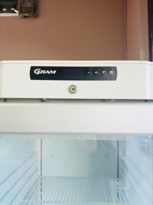 Вертикална хладилна витрина 6 месеца гаранция