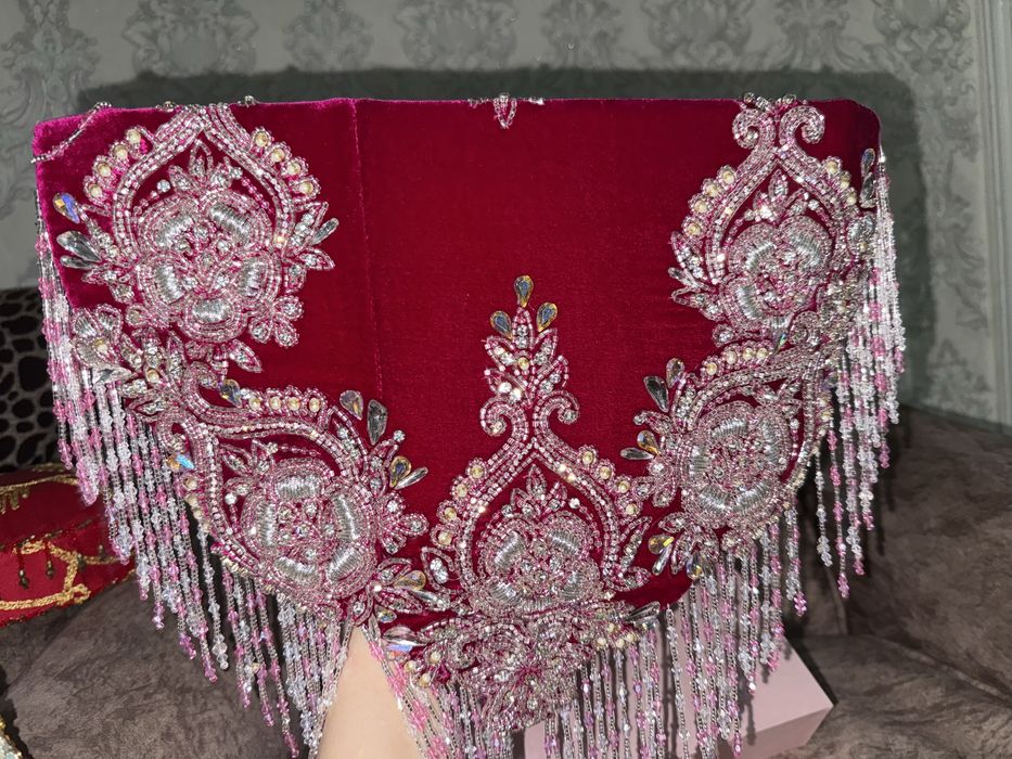 Роскошные платья и головные уборы — почти новые!