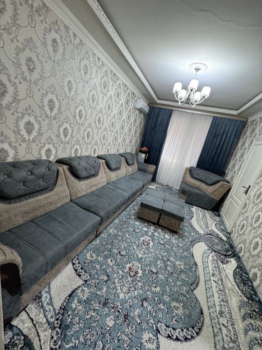 Диван с пуфиками