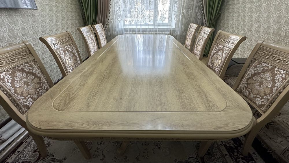 Большой стол со стульями